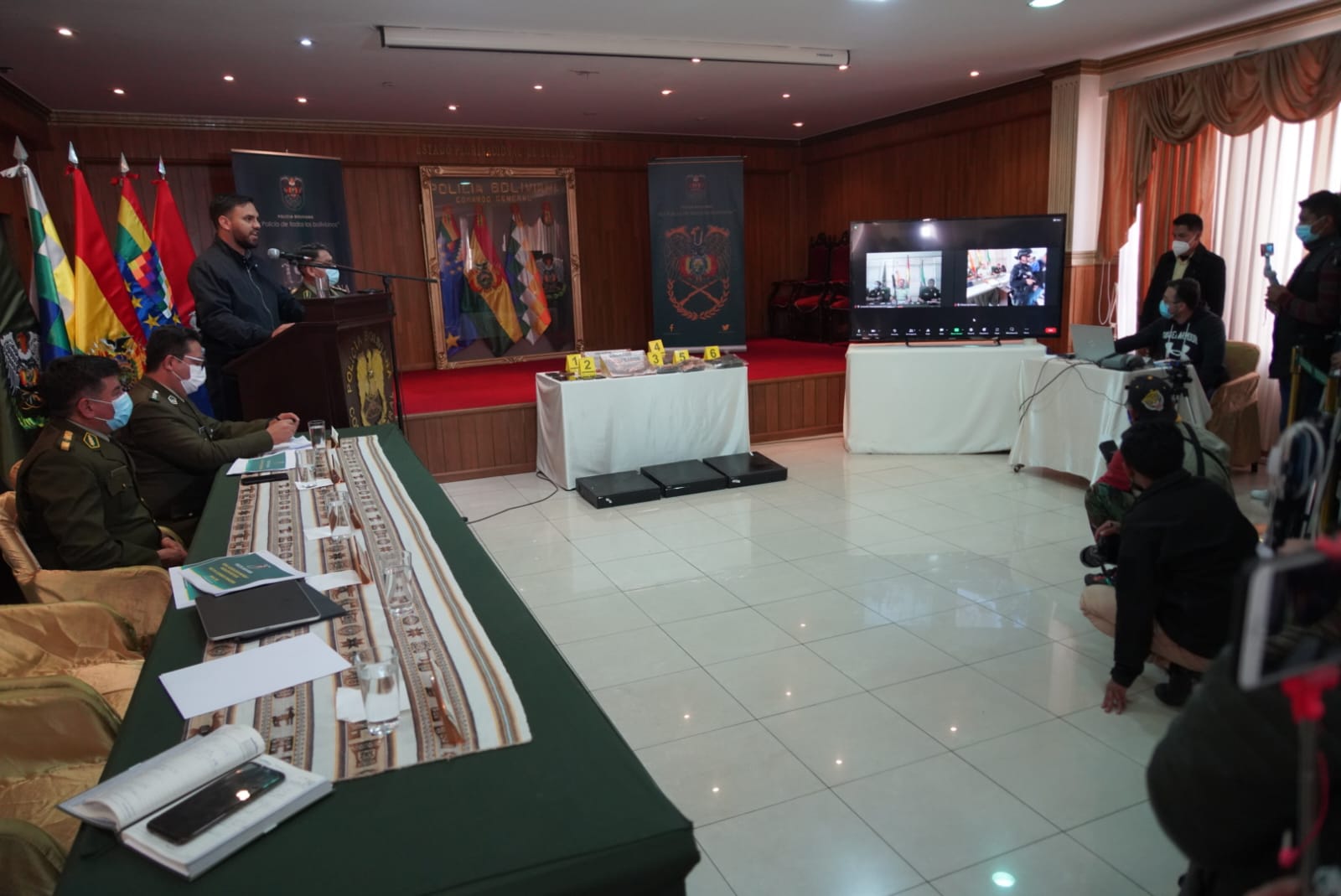 Fuerza pública desbarata banda criminal de colombianos que estafaba en Santa Cruz