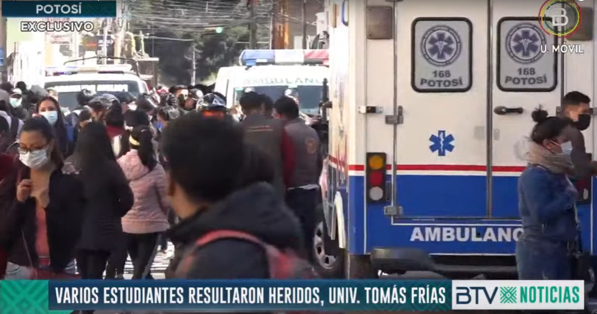 Avalancha humana deja más de 30 heridos en la Universidad Tomás Frías en Potosí