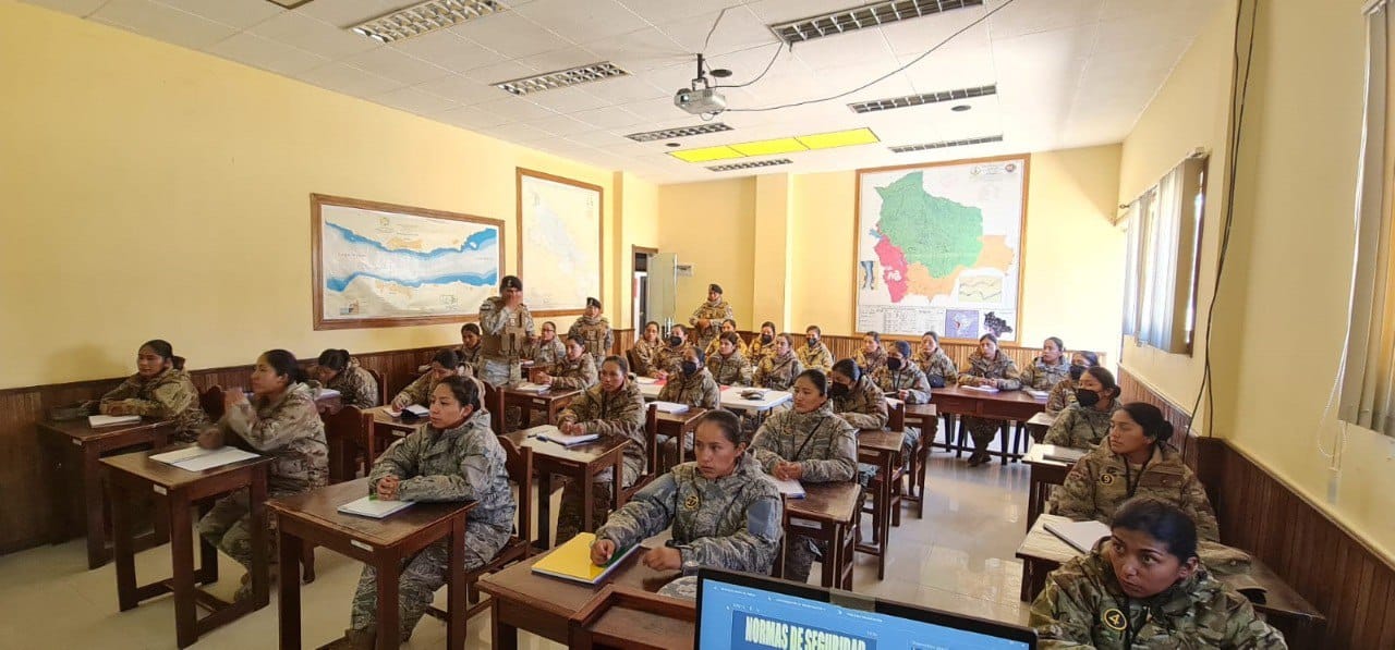 Entrenan a mujeres militares en buceo básico en el Lago Titicaca