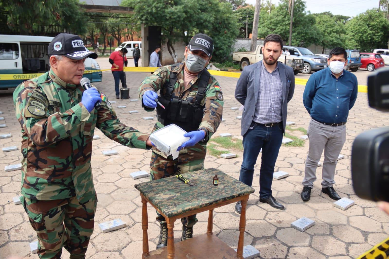 Fuerza antinarcóticos intercepta minibús con 108 kilogramos de cocaína en Santa Cruz 
