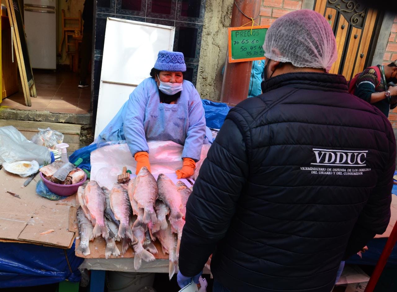 Defensa del Consumidor realiza operativo de control en la “Feria Permanente del Pescado” en La Paz