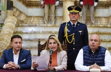 Áñez dice que tomó la presidencia para pacificar el país y en las calles le recuerdan las masacres de Senkata y Sacaba