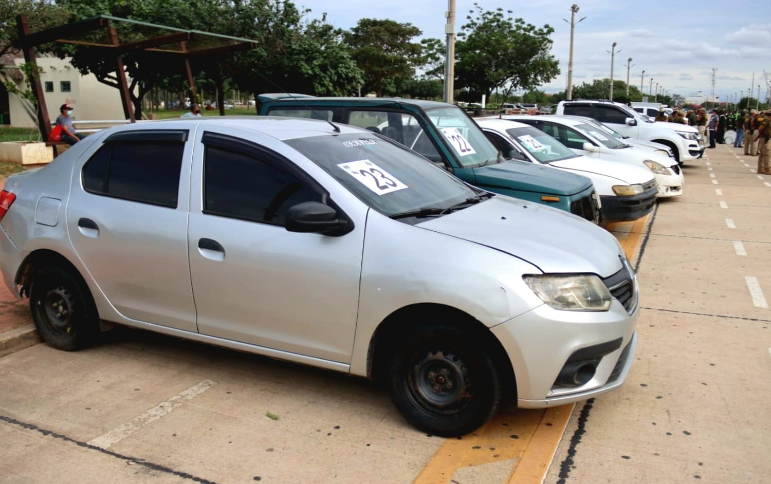 Ministerio de Gobierno entrega 23 vehículos indocumentados a la Aduana Nacional