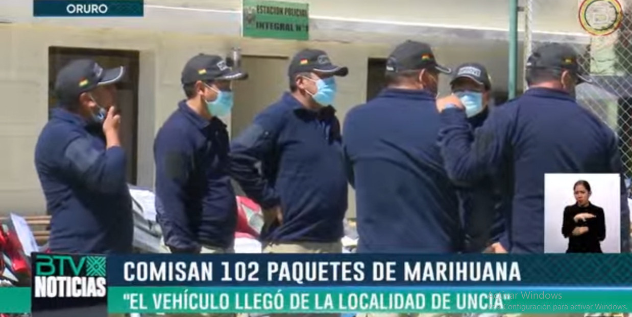 Interceptan a vehículo con placas adulteradas que transportaba 102 paquetes de marihuana en Oruro