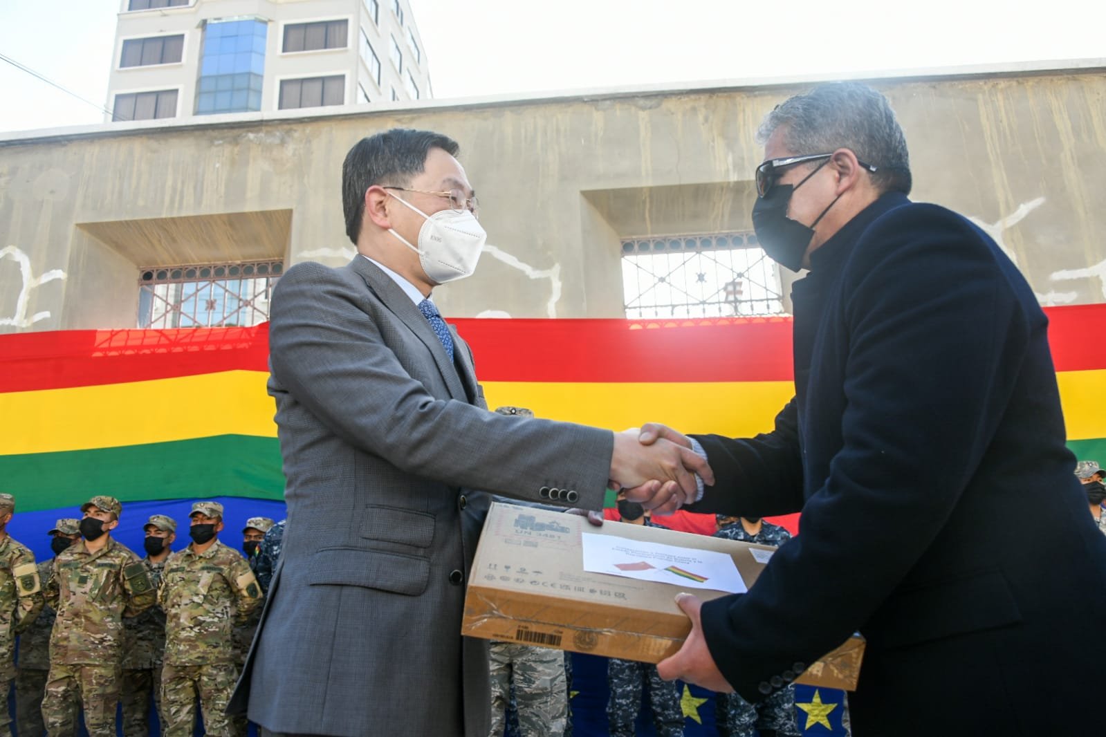 China dona computadoras portátiles a las Fuerzas Armadas para capacitación de conscriptos 