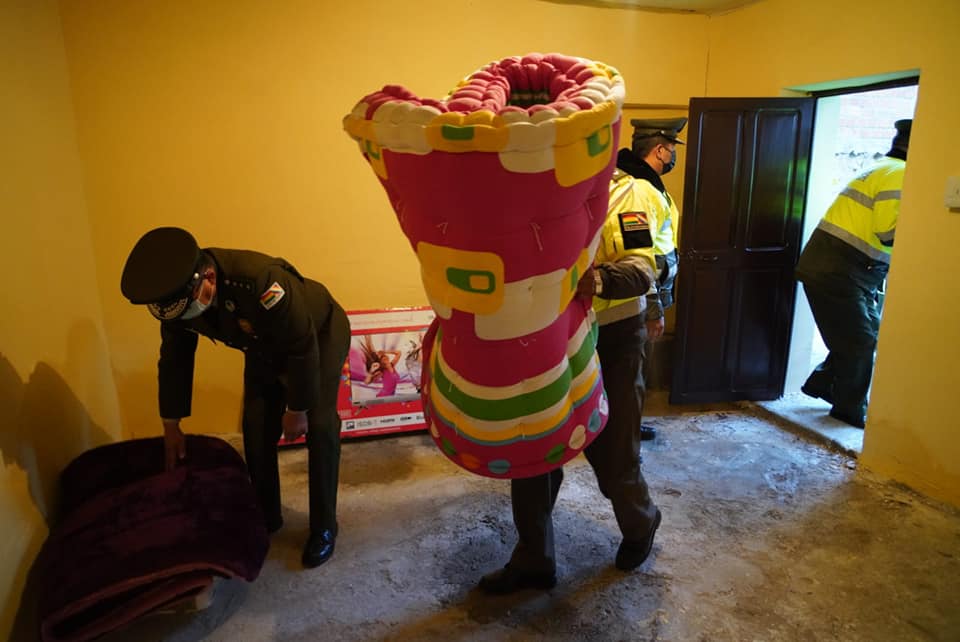 Gobierno entrega ayuda social a la señora Agustina Yujra que recuperó su vivienda 