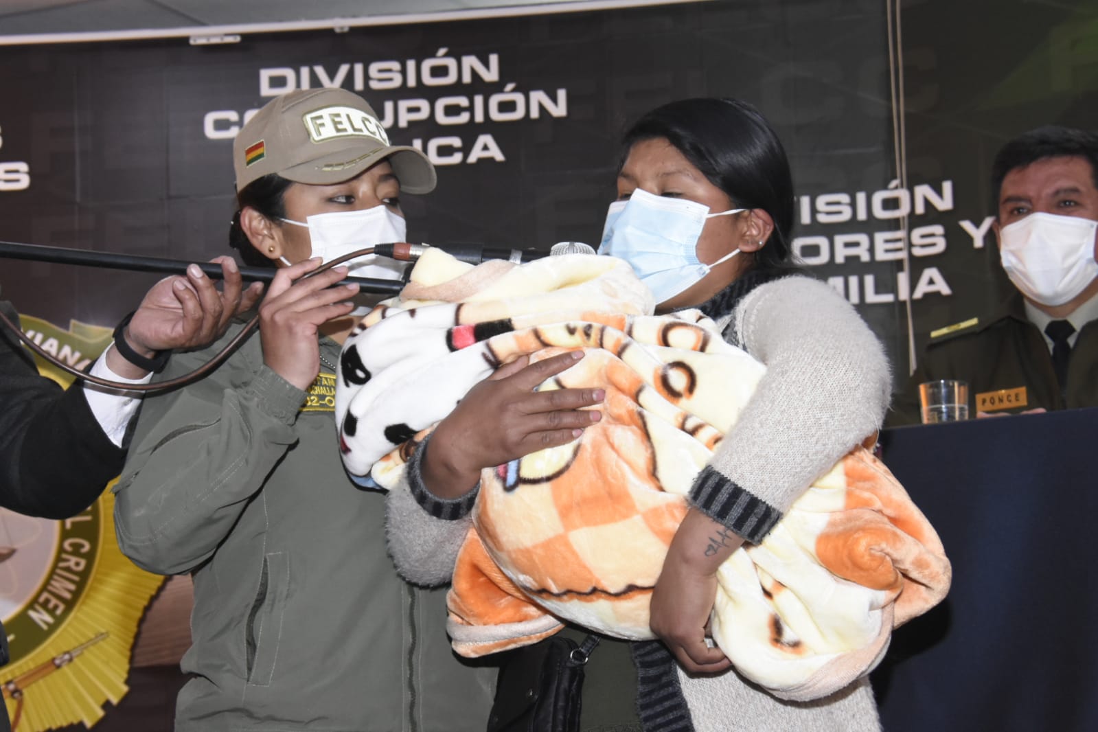 Ministro de Gobierno confirma hallazgo del bebé Alex y lo devuelve a su familia