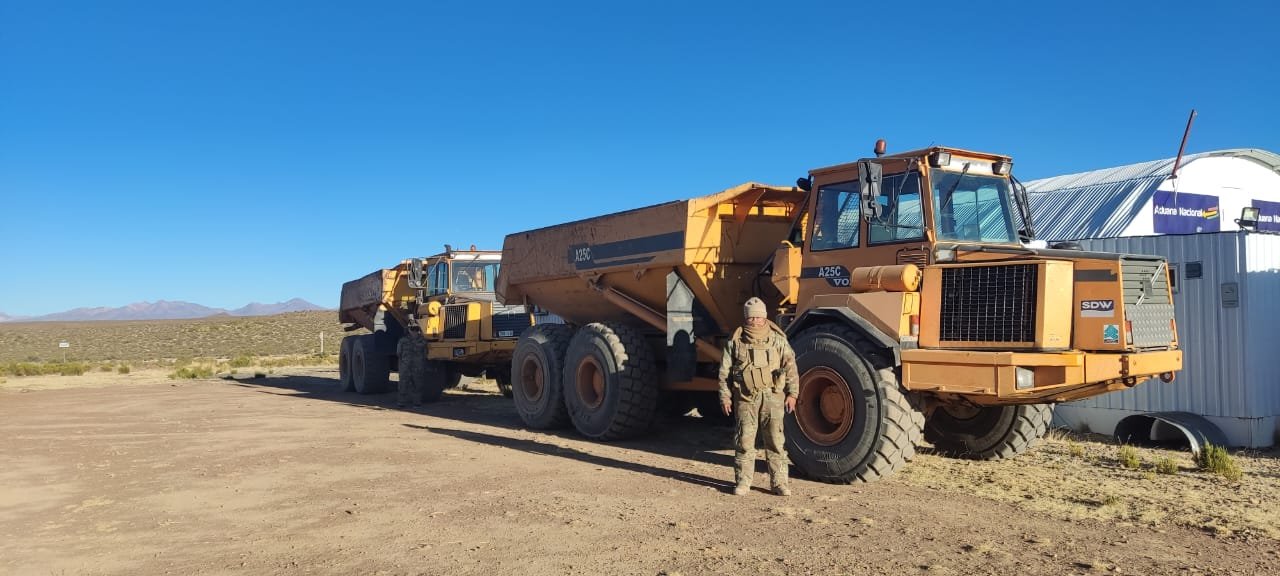 Incautan mercadería de contrabando en dos volquetas de alto tonelaje en La Paz