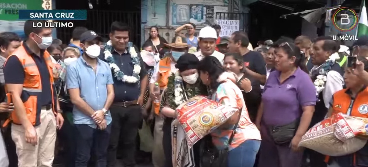 Gobierno entrega ayuda a afectados por el incendio en el mercado Mutualista