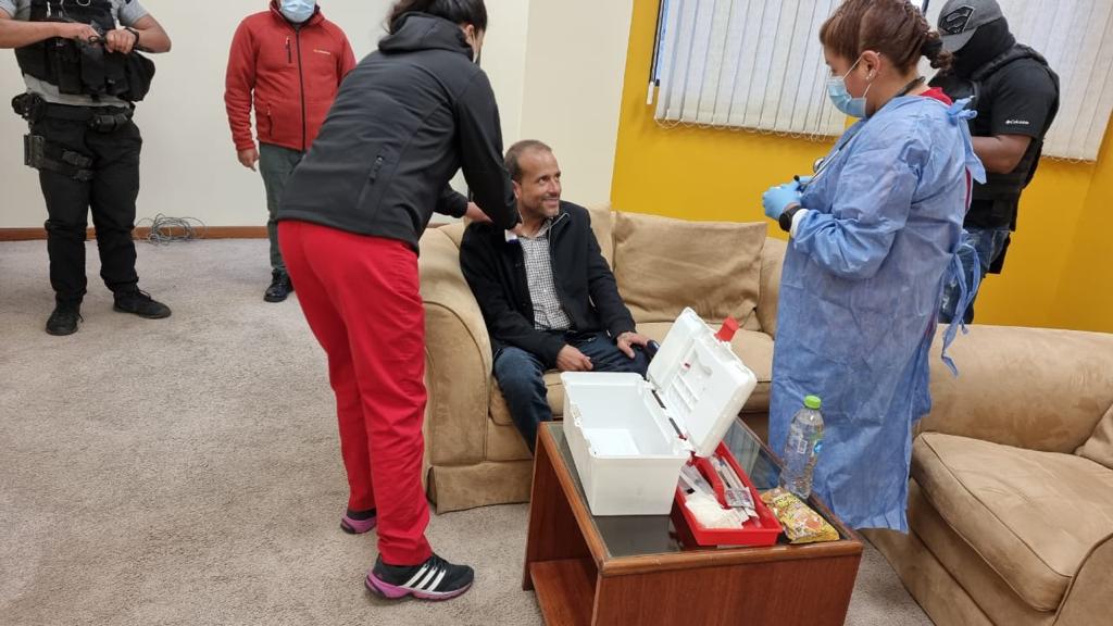 Camacho aparece sonriente en una fotografía recibiendo atención médica