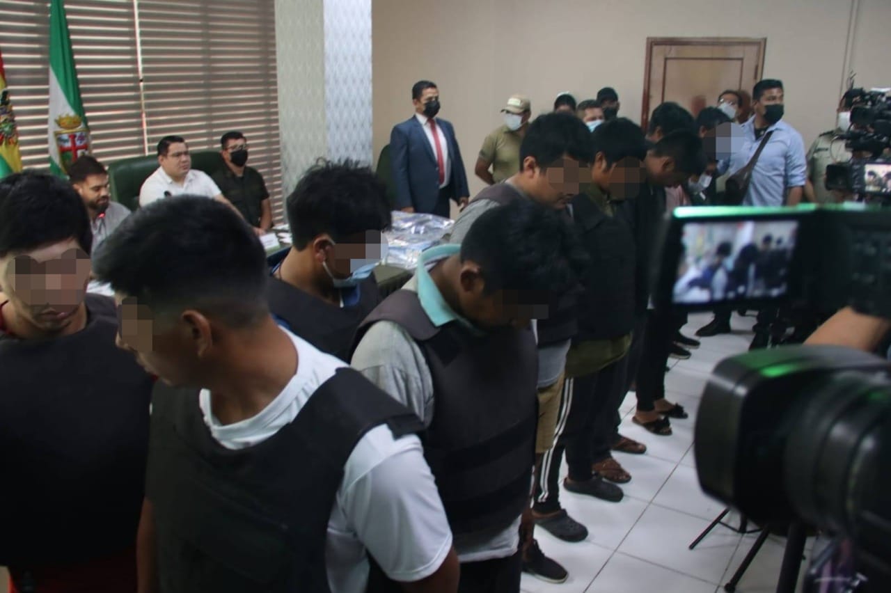 Juez envía a la cárcel de Palmasola a los 13 presuntos avasalladores de Las Lomas de Arena 