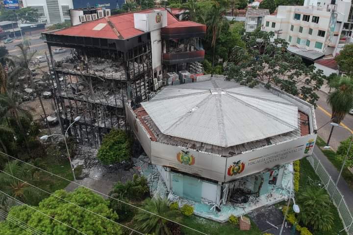 Presentan imputación contra 14 personas por la quema y destrucción de la Fiscalía cruceña