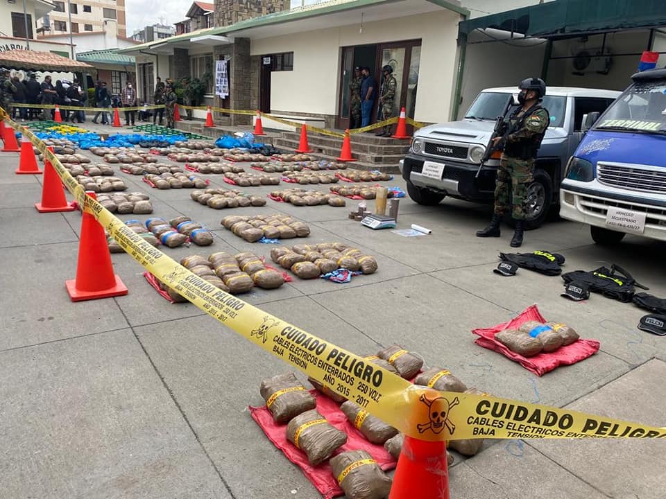 Fuerza antidroga aprehende a 10 personas y secuestra más de media tonelada de droga en Cochabamba 