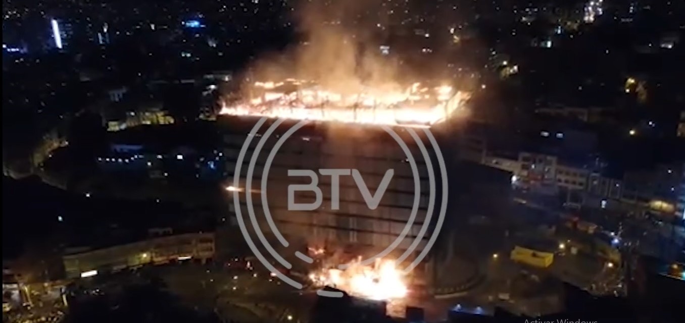 Controlan y sofocan el incendio de magnitud en un edificio en construcción en La Paz