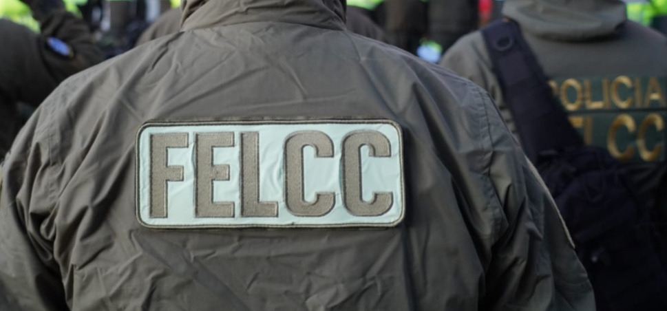 Policía arresta a 14 personas por consumir bebidas alcohólicas y aprende a una por material explosivo en Santa Cruz