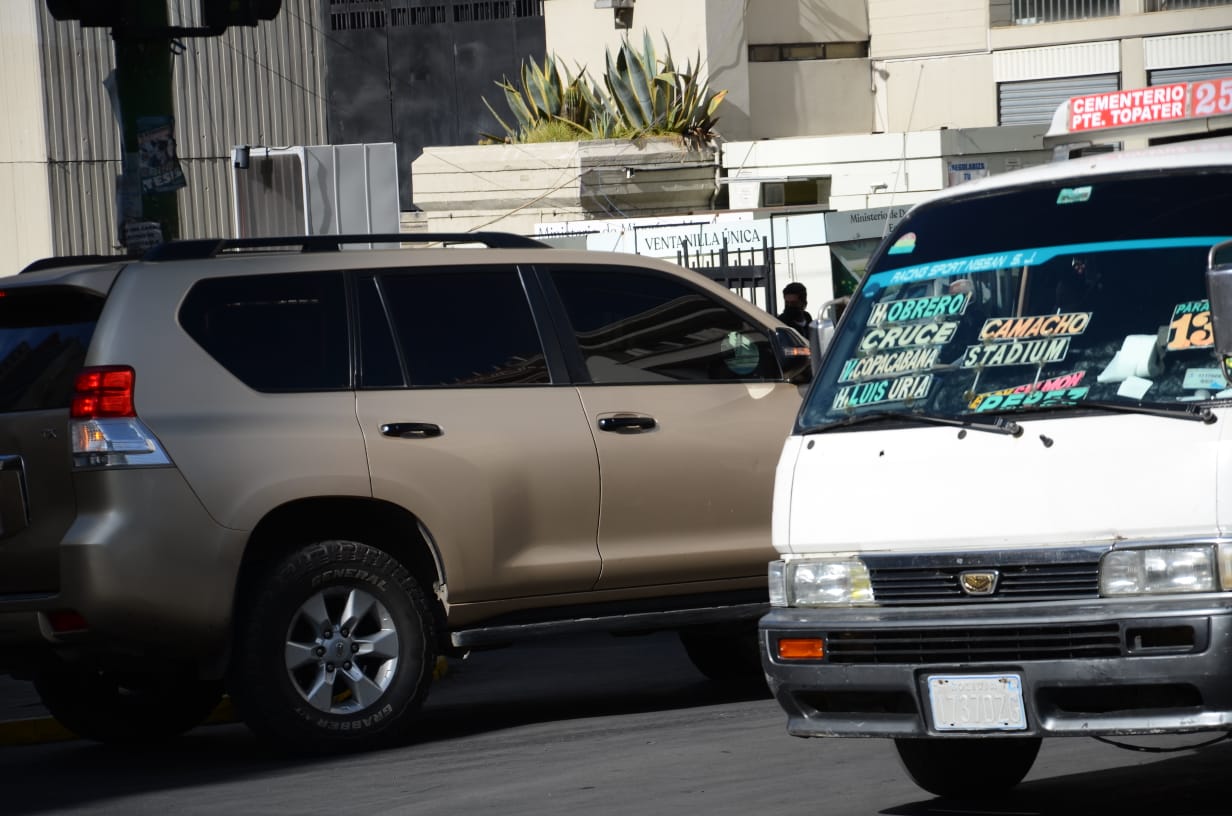 Se aprueba reglamento para uso de vidrios polarizados y anuncian controles desde el 15 de octubre