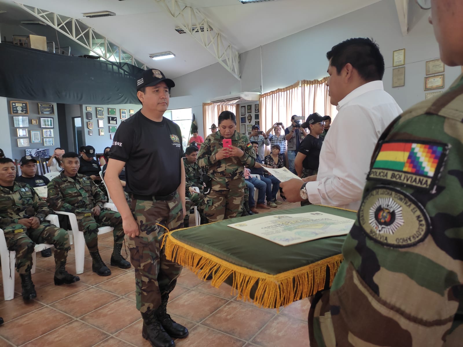 Alrededor de 28 funcionarios públicos se gradúan del “Primer Curso de Agregados Antidroga-Garras del Valor 2022” en Chimoré