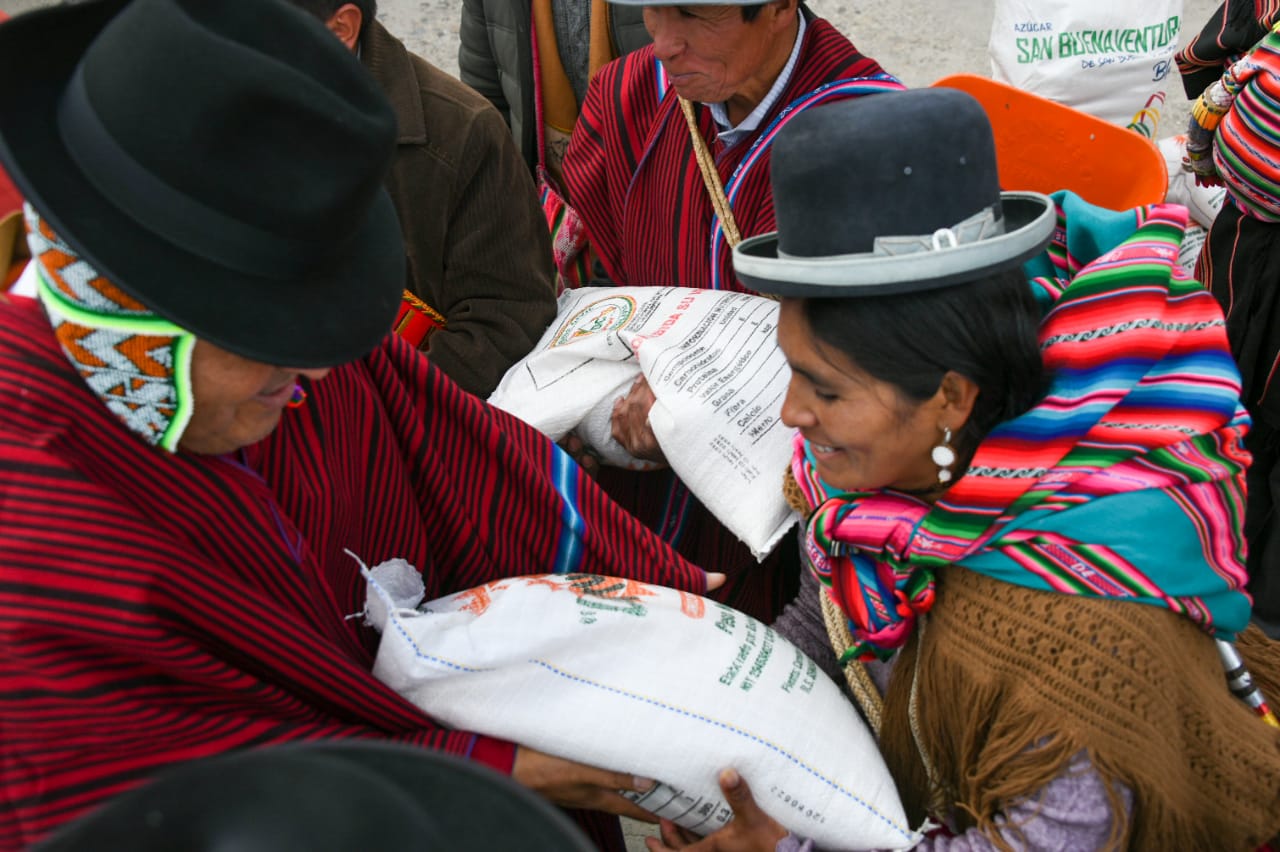 Gobierno entrega 28 toneladas de ayuda humanitaria a más de 900 familias afectadas por lluvias y heladas en La Paz 