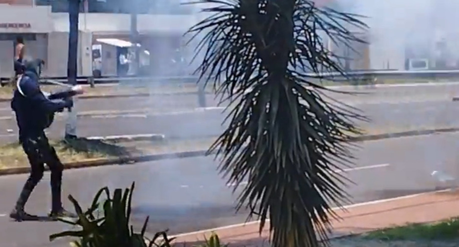 Encapuchados y armados grupos de choque atacan a la población que se concentraba en rechazo al paro en Santa Cruz