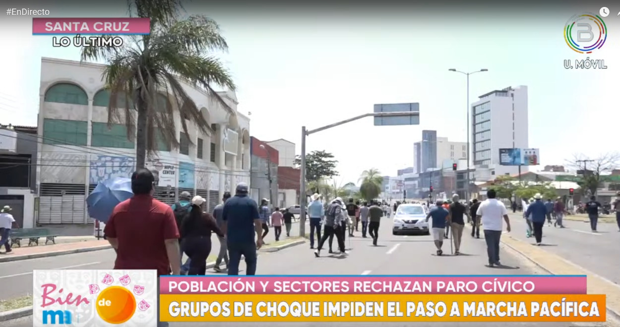 Grupo de choque afín a los cívicos arremete contra marcha pacífica de organizaciones sociales en Santa Cruz 