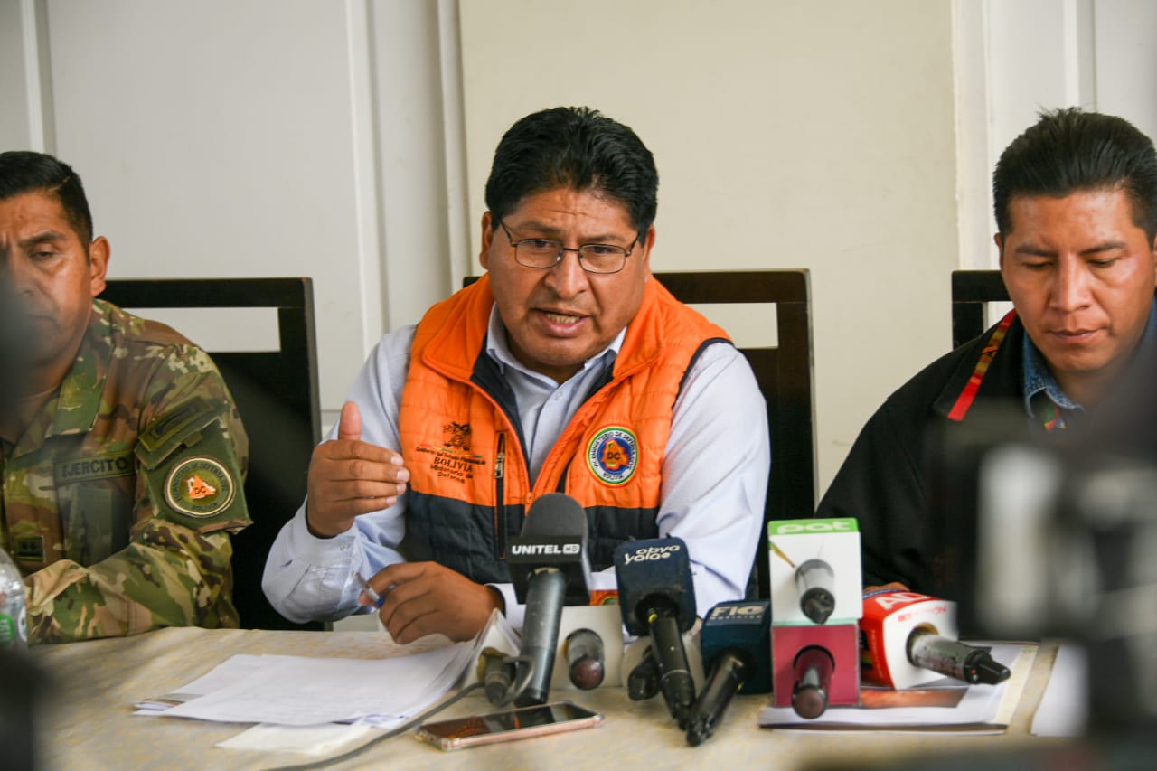 Desplazan bomberos y helicóptero a zonas de incendio forestal en cinco municipios de La Paz