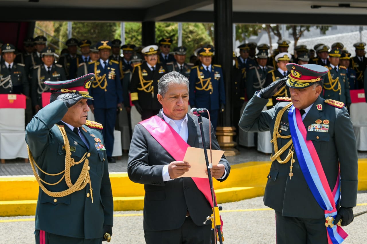 Ministro de Defensa presenta al nuevo alto mando militar y le exhorta a defender la democracia