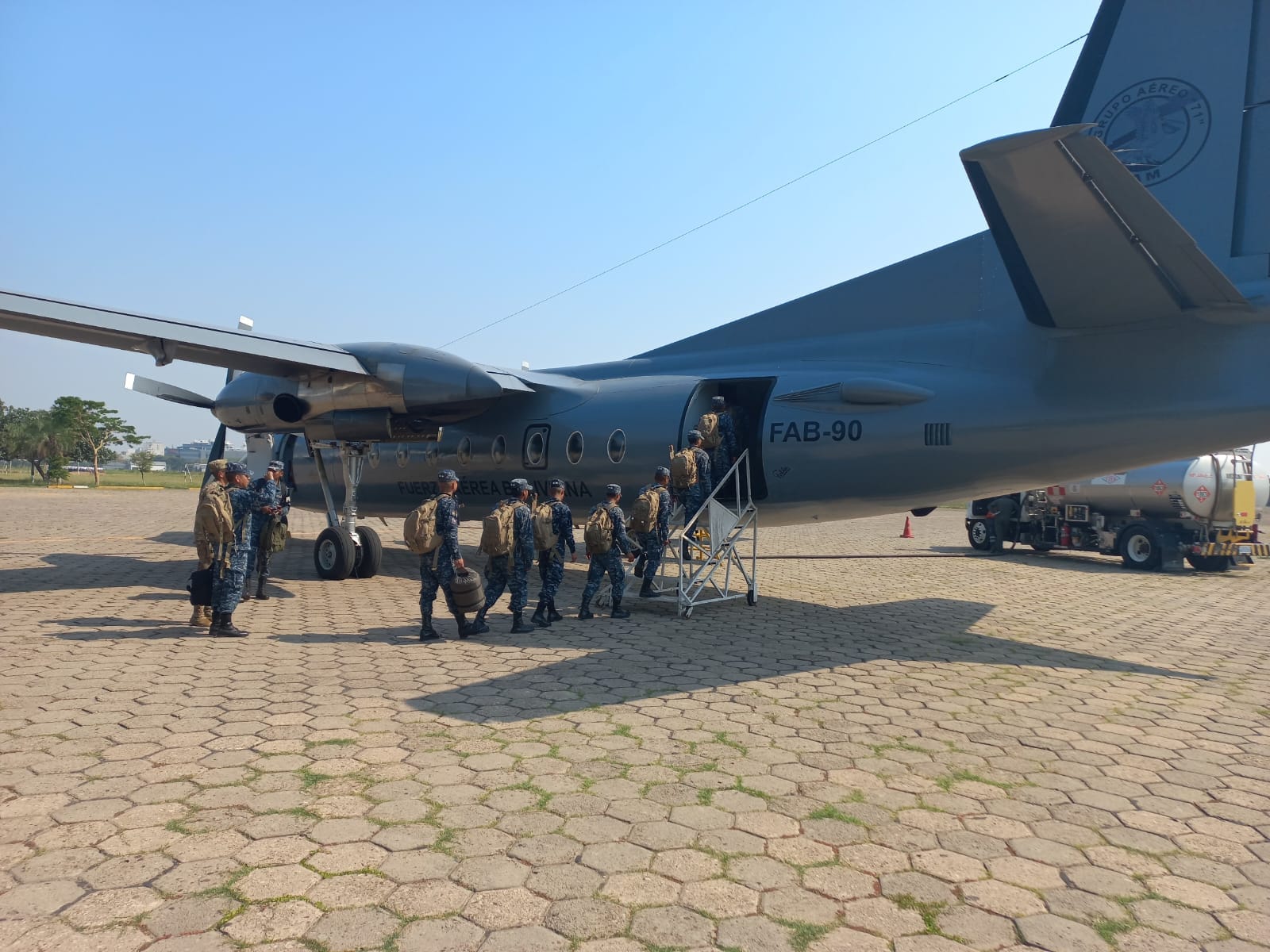 Defensa Civil desplaza personal y equipos para sofocar incendios en Chuquisaca