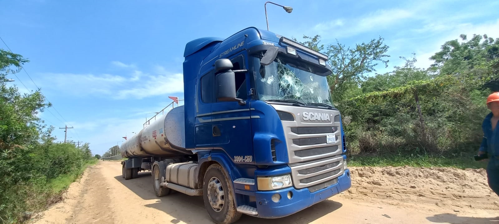 Grupo de cívicos pinchan llantas y destruyen parabrisas de un carro cisterna cargado de combustible en Santa Cruz 