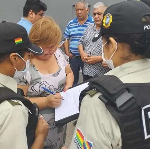 Policía aprehende a la exsecretaria de la alcaldía cruceña por presunto uso indebido de influencias