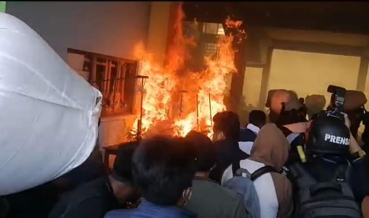 Gobierno repudia “actitudes vandálicas” de afines a Machicado y afirma que no están en “condiciones de exigir nada”