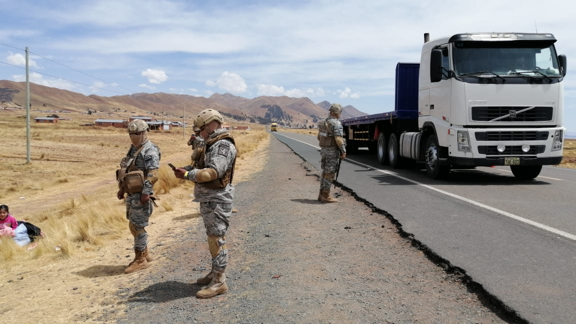 Militares de la Armada combaten el contrabando y el narcotráfico con patrullajes terrestres y lacustre en la frontera con Perú