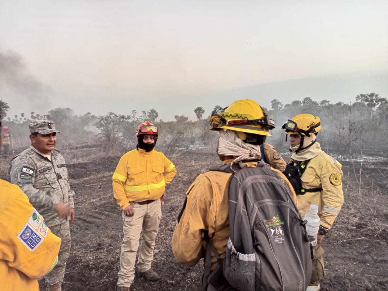 Más de un centenar de bomberos intensifican su trabajo para mitigar el incendio en el Parque Otuquis