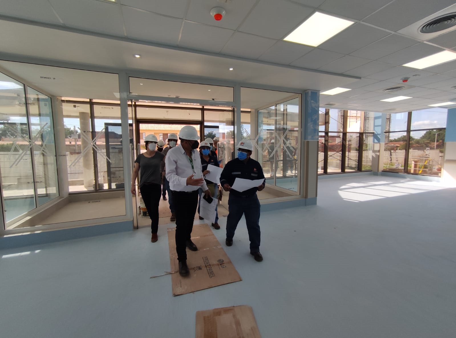 Inspeccionan avance de obras civiles en el Centro de Medicina Nuclear y Radioterapia en Santa Cruz