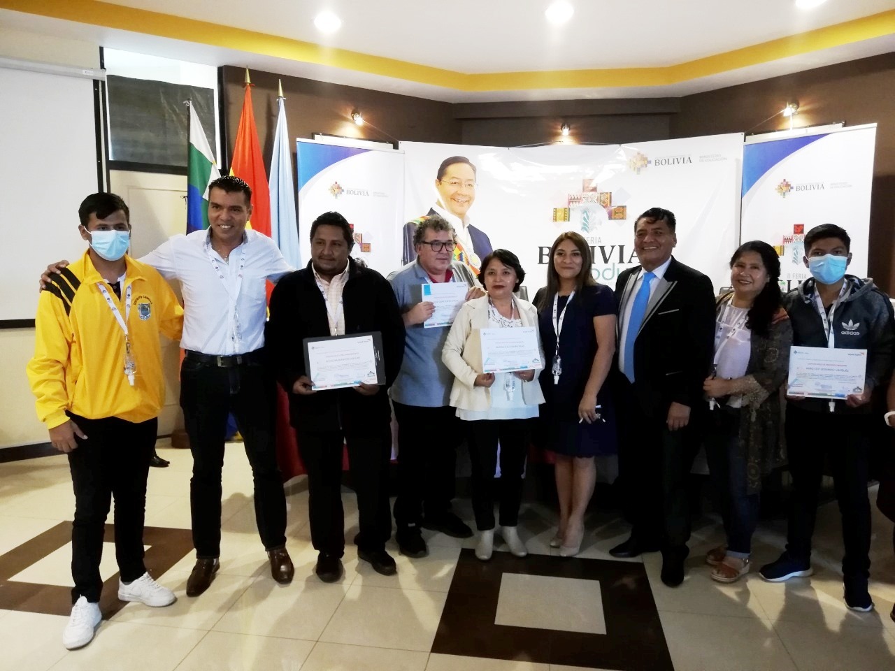 Educación premia a 12 estudiantes ganadores del concurso “Bolivia Produce”