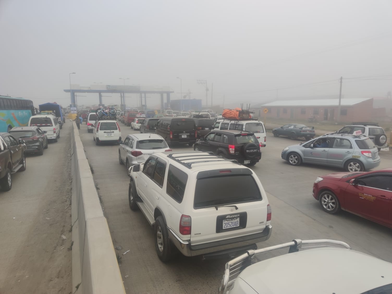 Habilitan siete carriles de salida en el peaje de Corapata, carretera a Copacabana 