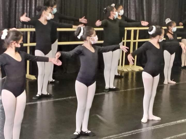 Escuela de Danza celebra la riqueza cultural de Bolivia a través de la expresión libre de los cuerpos