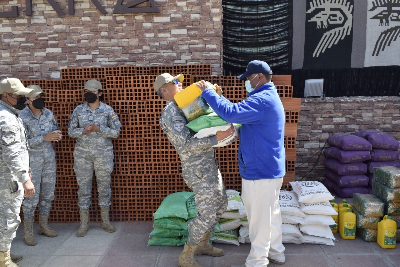 Mi Teleférico entrega donativos al GACIP y a dos familias necesitadas