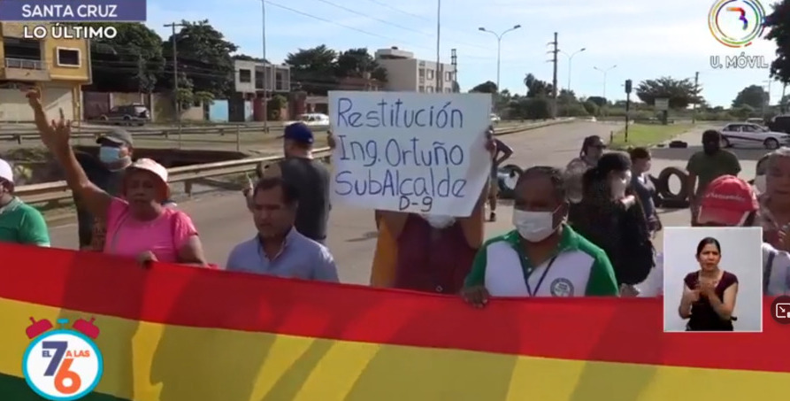 Santa Cruz: Vecinos del Distrito 9 bloquean y exigen atención del alcalde Jhonny Fernández 