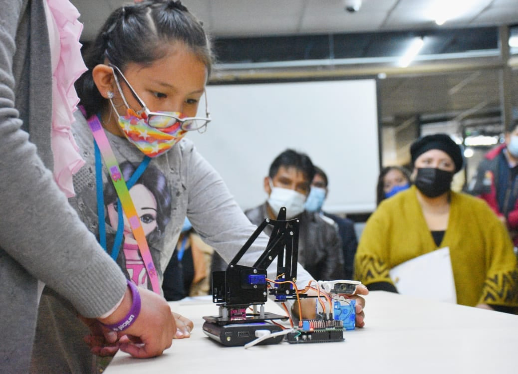 Presentan el “Programa de reducción de brechas de género” para alentar a niñas y mujeres a desenvolverse en la tecnología 