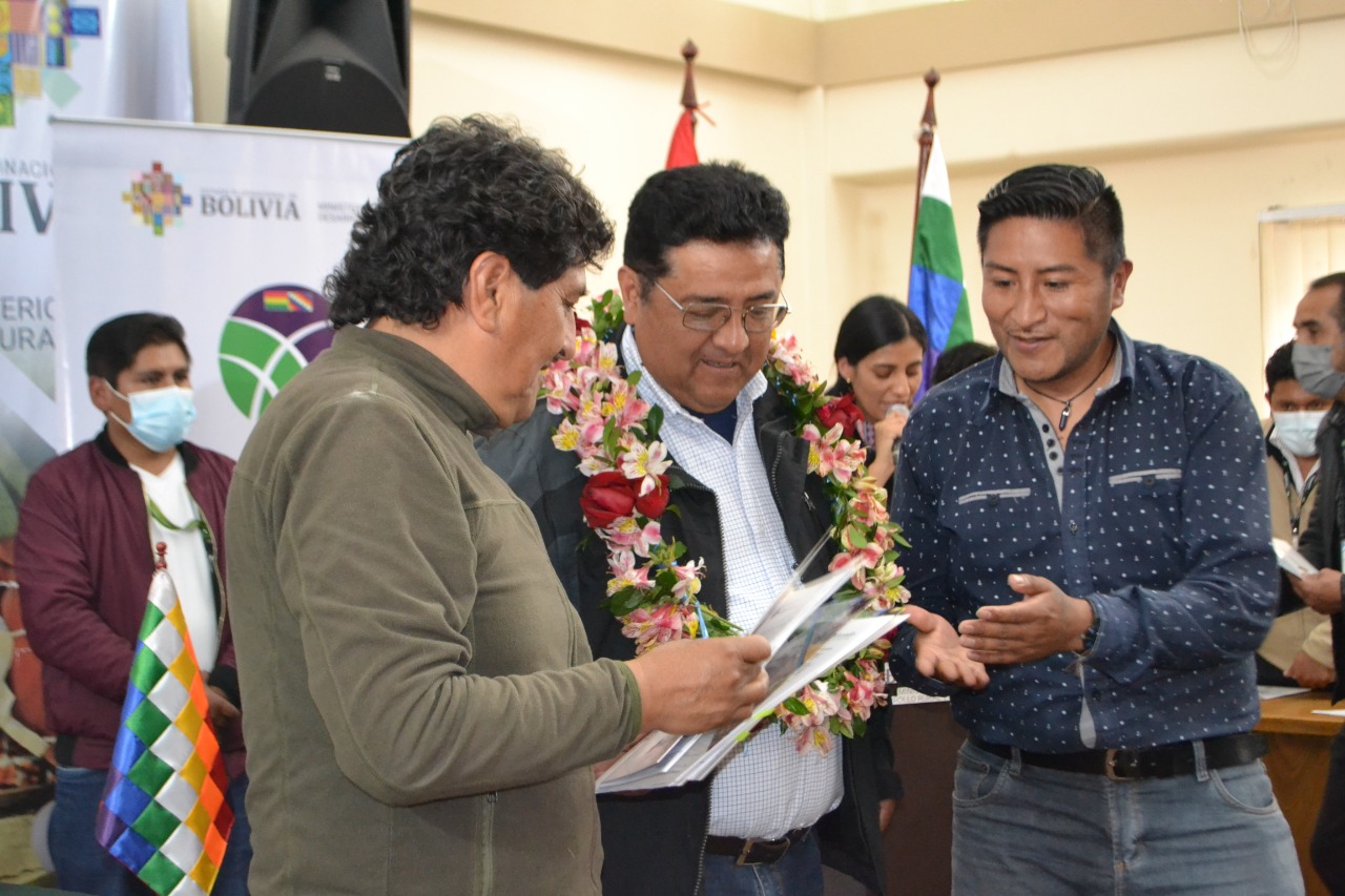 Ministro Gonzales convoca a alcaldes de los Yungas y a Cofecay para analizar Plan de Desarrollo Territorial