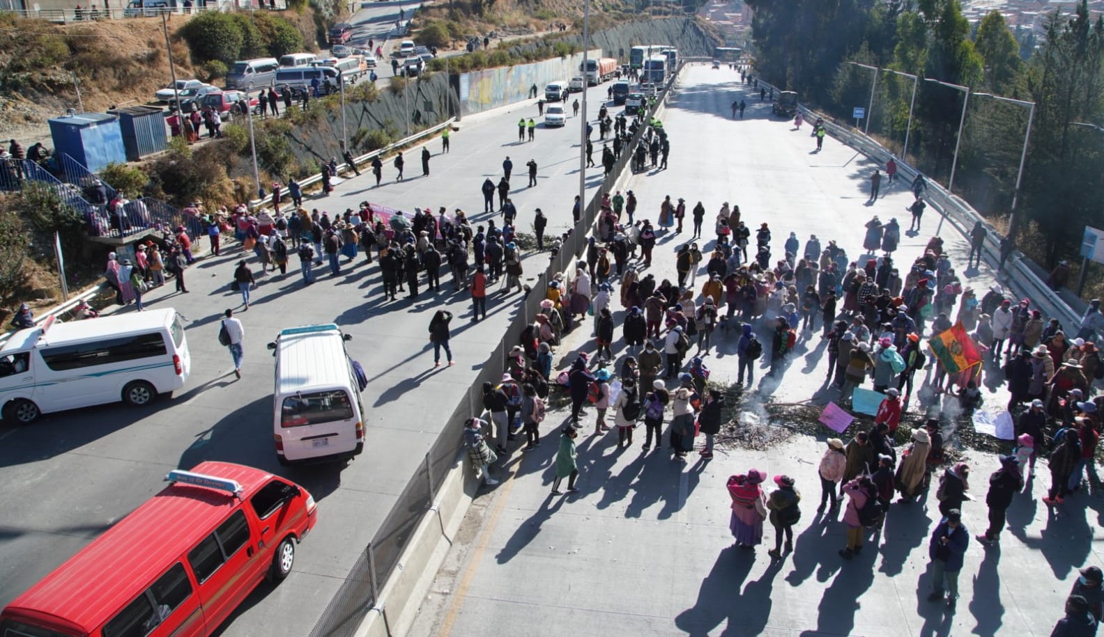 Por desatención de Arias, padres de familia bloquean la autopista La Paz-El Alto