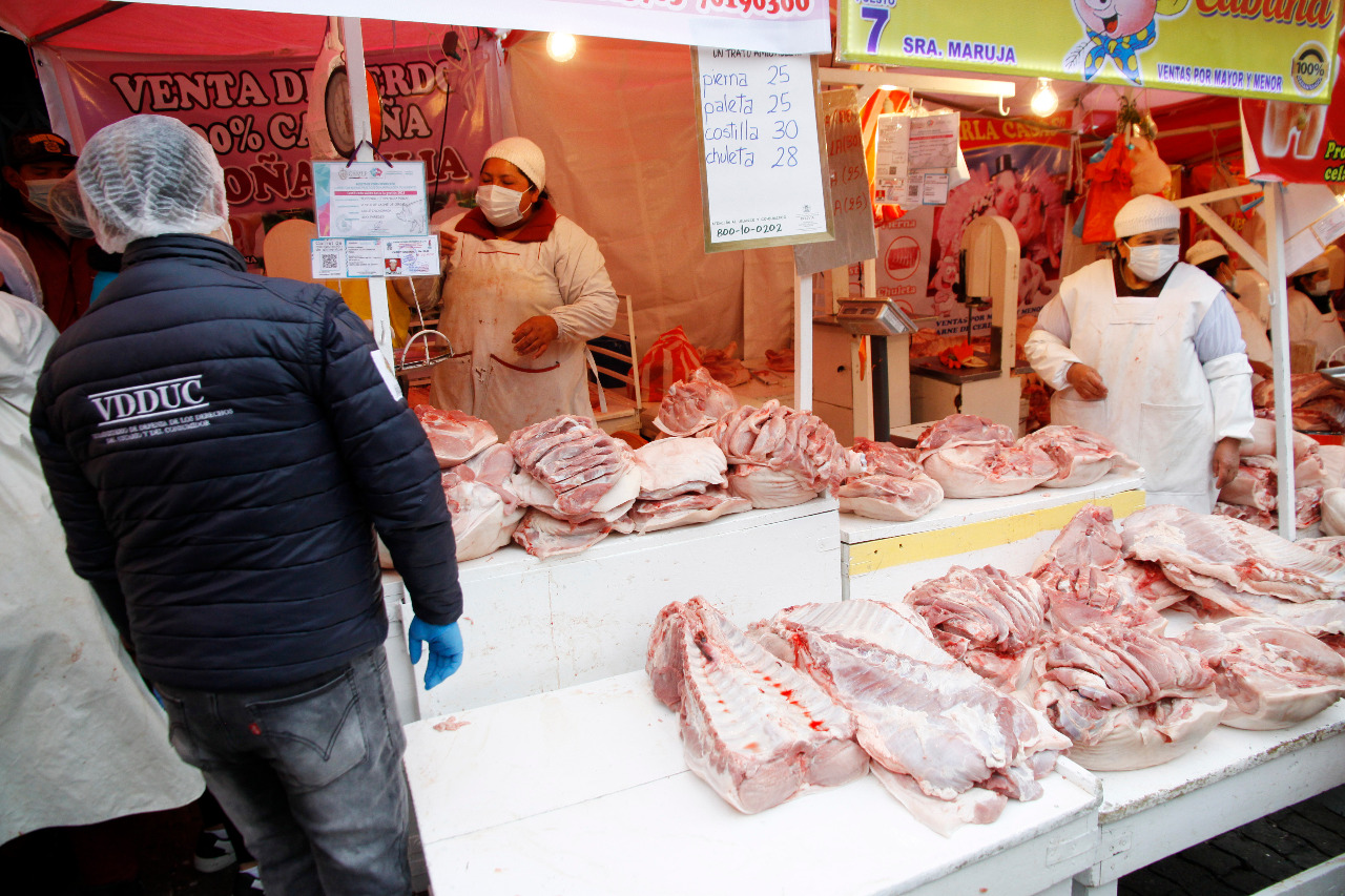 Defensa del Consumidor alerta que carne de cerdo en mercados de La Paz no cuentan con sellos de Sanidad e Inocuidad