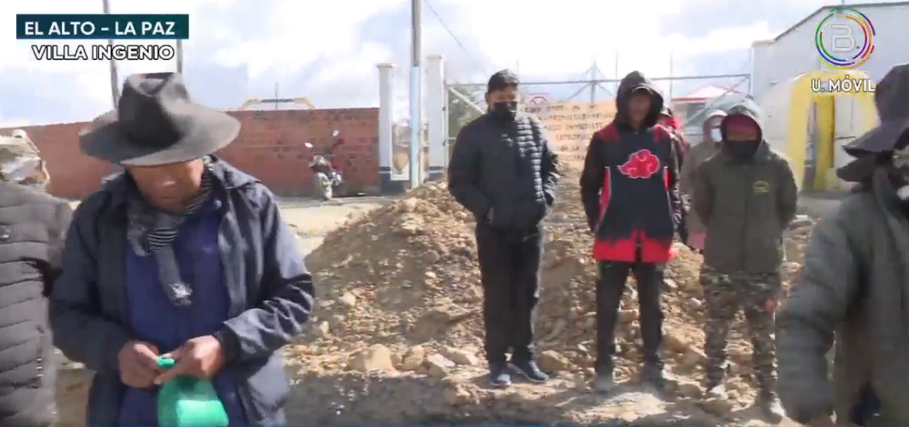 Vecinos bloquean ingreso al relleno sanitario de El Alto y exigen a la alcaldesa el pago por la expropiación de terrenos