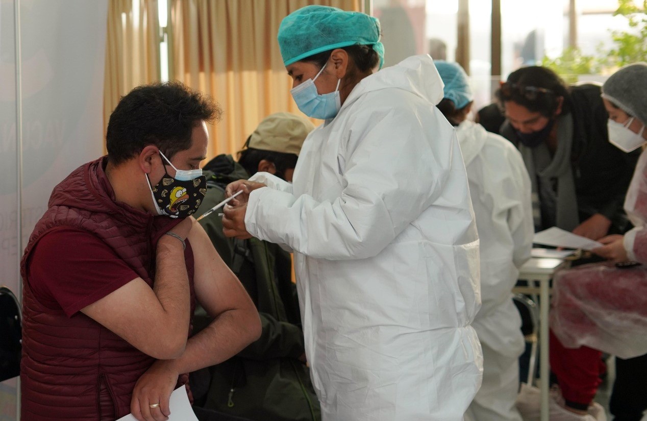 Bolivia aplicó más de 14.2 millones de dosis de la vacuna contra la COVID-19 y tasa de letalidad es 0.1%