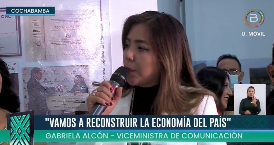 Viceministerio de Comunicación inaugura stand en la Feicobol 2022 ------ La Paz, 17 de junio de 2022 (ABI).- La viceministra de Comunicación, Gabriela Alcón, inauguró la noche de este viernes el stand de esta cartera de Estado en la Feria Internacional Cochabamba Bolivia (Feicobol - 2022). “Nuestro presidente Luis Arce decía, cuando recuperamos la democracia, vamos a reconstruir nuestro país, vamos a reconstruir nuestra economía y también la productividad y eso es lo que estamos haciendo”, aseveró la autoridad durante el acto de inauguración. Recalcó que la realización de este tipo de eventos internacionales fue gracias a la decisión política de enfrentar y controlar el COVID-19. Explicó que la medida de prevención y lucha contra la pandemia de manera oportuno hace que ahora la tasa de letalidad sea del 0,1% y que más de 67% de la población tenga la vacuna en su primera dosis y el 55% en la segunda. “Si hoy estamos acá reunidos es porque hemos podido tomar esa medida que nos permita la reactivación económica (…). Estamos reconstruyendo nuestro país, quiero invitar a la población a que siga y apoye la producción nacional, sigamos con esa reactivación económica y productiva”, recalcó Alcón. En el stand del Viceministerio de Comunicación participan los medios estatales: Bolivia Tv, el periódico Ahora el Pueblo, la Agencia Boliviana de Información (ABI), Red Patria Nueva, además del Sistema Nacional de Radios de los Pueblos Originarios (RPO’s).