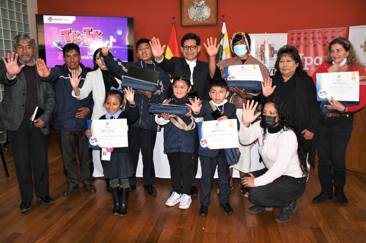 Educación premió a seis estudiantes con computadoras portátiles, tablets y celulares