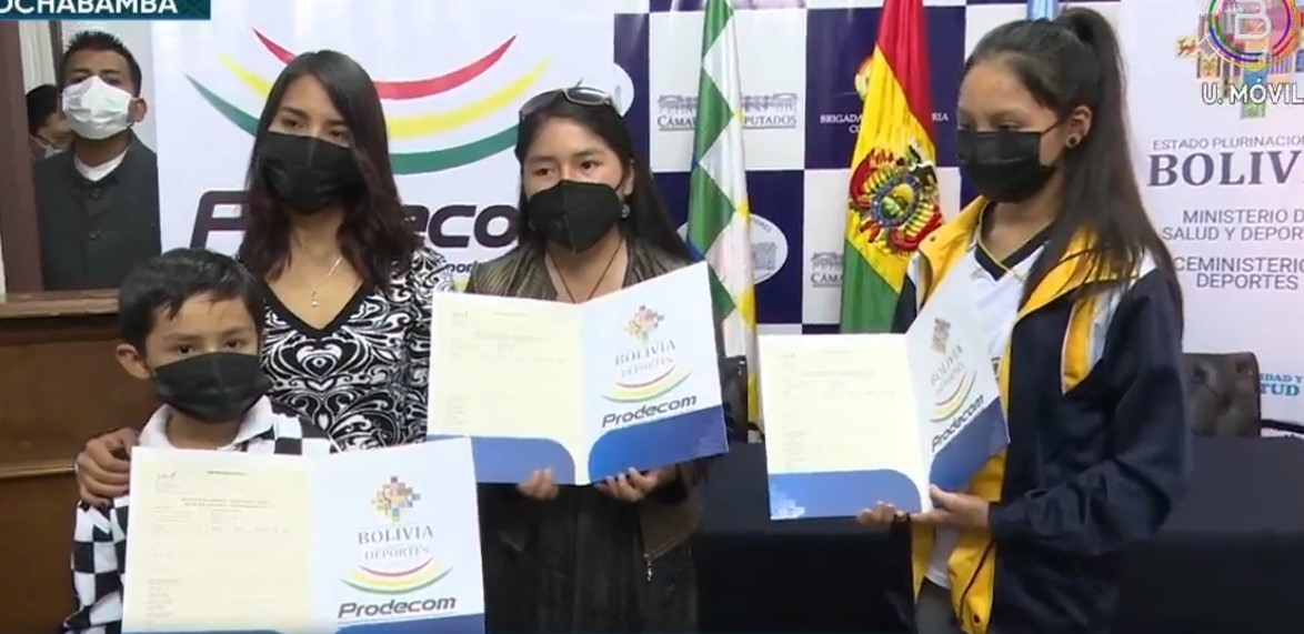 Gobierno entrega pasajes aéreos a ajedrecistas que participan en el Festival Panamericano de la Juventud 2022