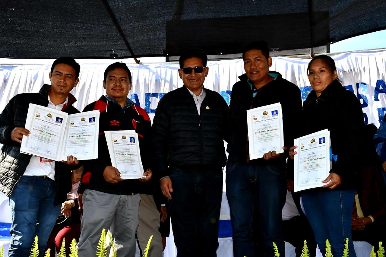Educación entrega certificados de competencias a 236 trabajadores de Santa Cruz
