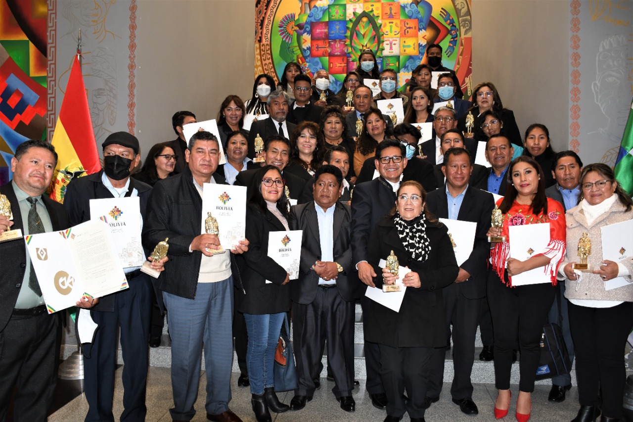 Día del Maestro: Gobierno distingue a 32 docentes meritorios con la "Estatuilla Avelino Siñani” 