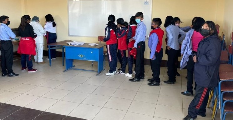 Inmunización en las unidades educativas apunta al grupo con menor cobertura de vacunación